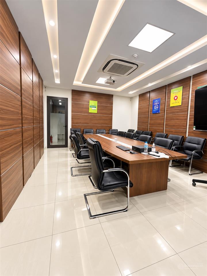 Hơn 20 tỷ, nhà phân lô tqh cầu giấy, thang máy, ngõ thông ô tô tránh, vỉa hè khủng, dt65m7tmt5m.