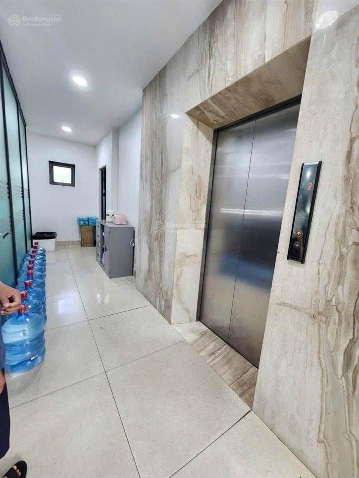 Tòa nhà mặt phố trung tâm cầu giấy lô góc 2 mặt đường, 7 tầng 2 thang máy, có hầm. kinh doanh đỉnh