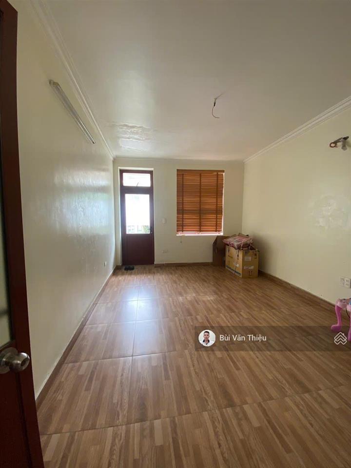 Nhà 4 tầng mặt đường miếu hai xã, vị trí đẹp, vỉa hè rộng rãi