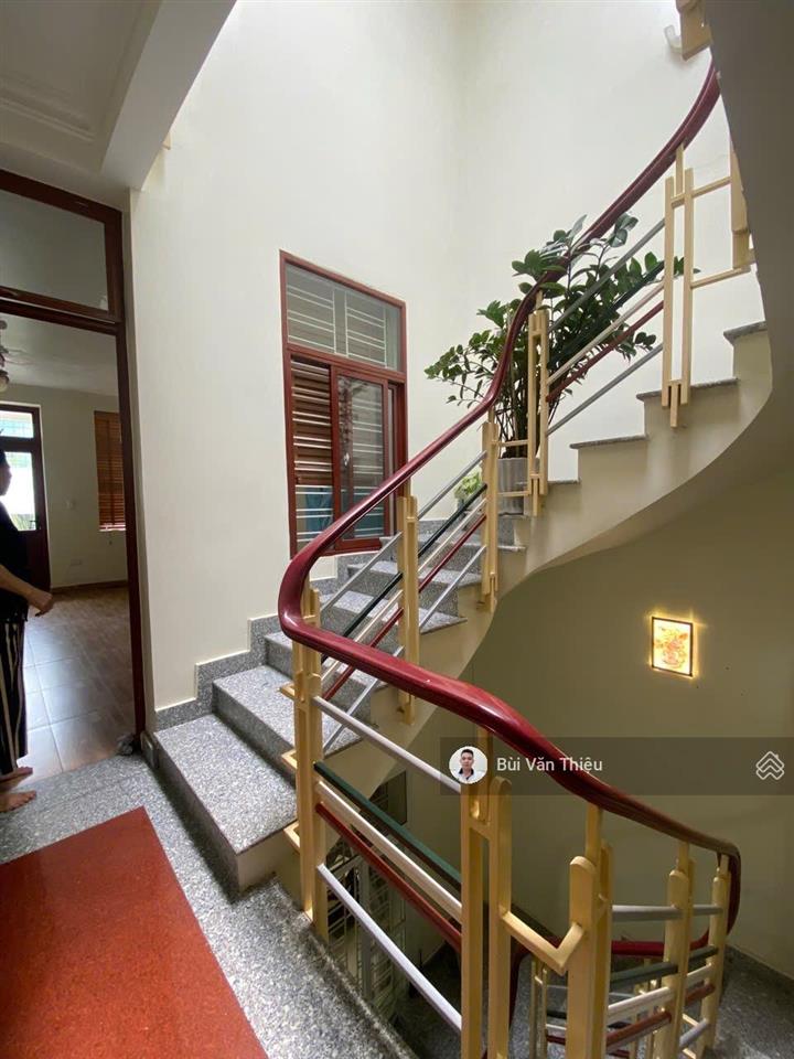 Nhà 4 tầng mặt đường miếu hai xã, vị trí đẹp, vỉa hè rộng rãi