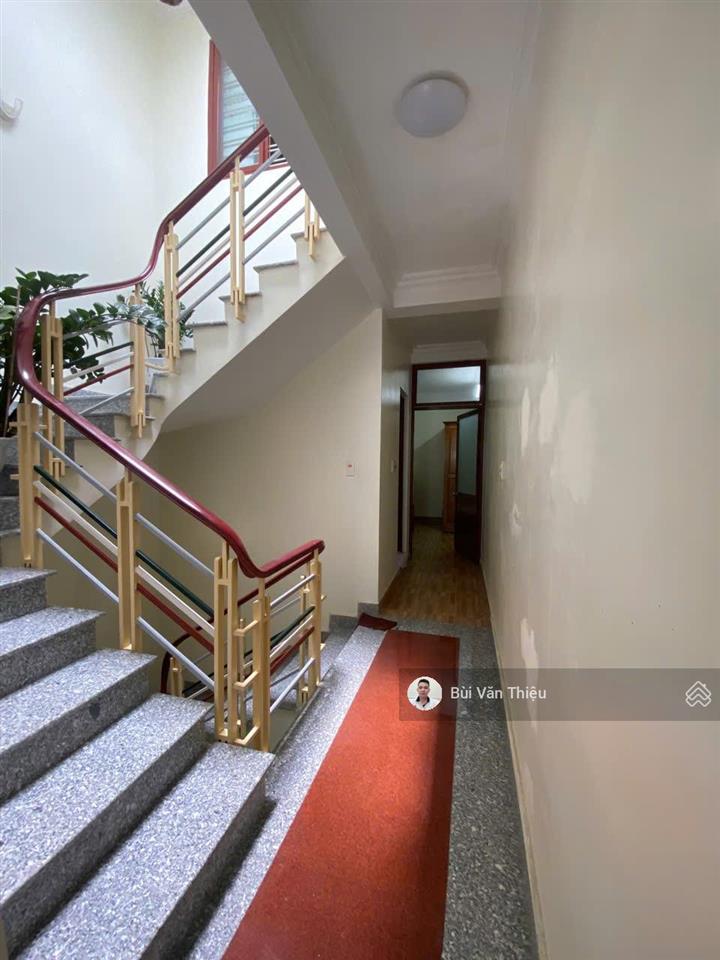 Nhà 4 tầng mặt đường miếu hai xã, vị trí đẹp, vỉa hè rộng rãi