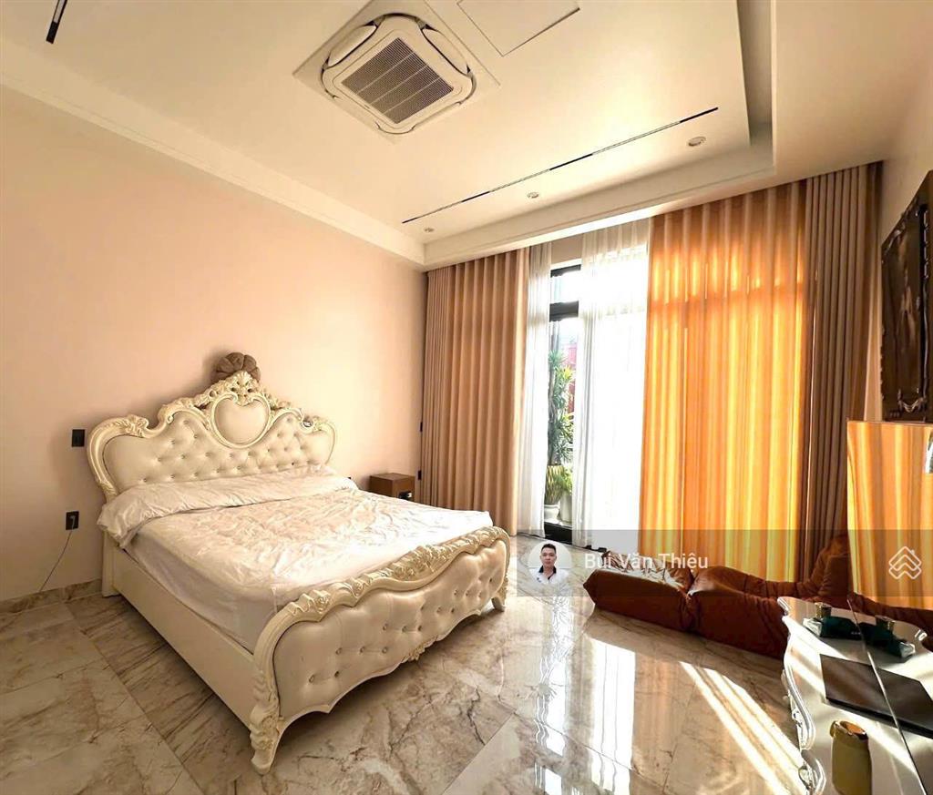 Nhà mặt đường chùa hàng lô góc cực đẹp, đầy đủ nội thất cao cấp