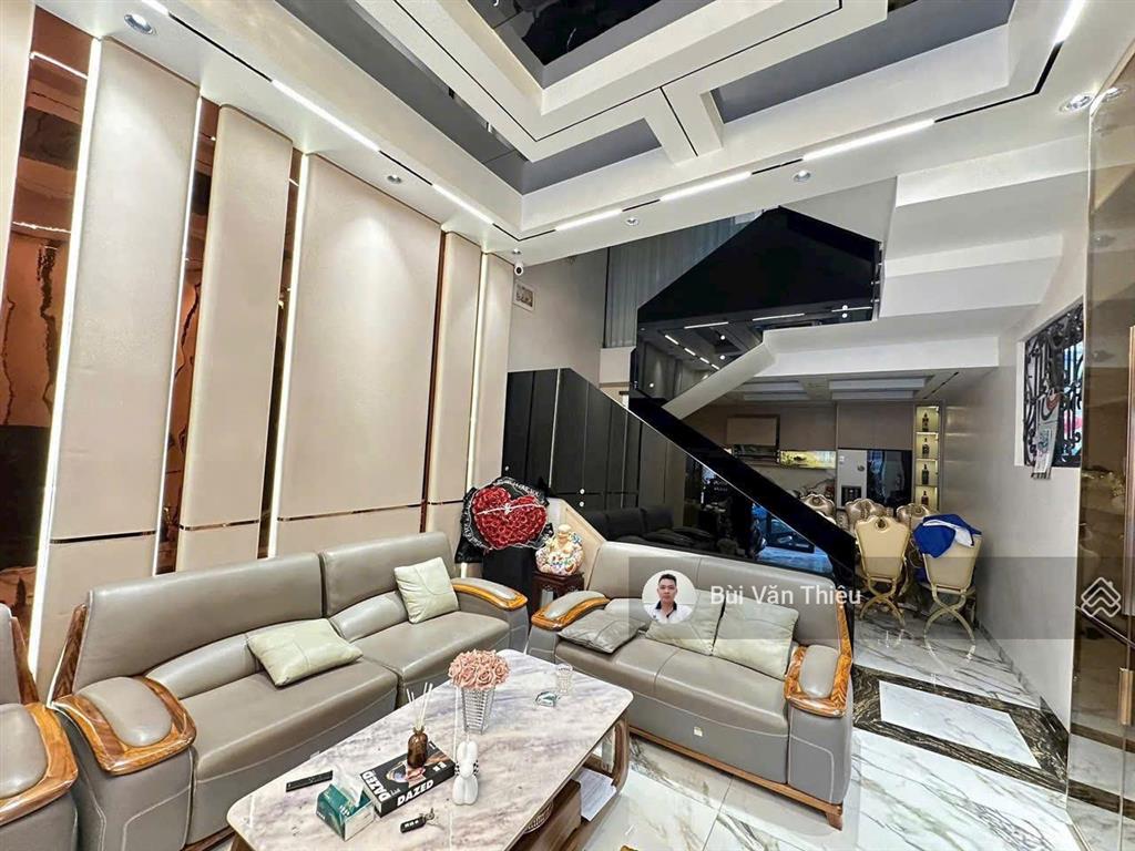 Nhà mặt đường chùa hàng lô góc cực đẹp, đầy đủ nội thất cao cấp