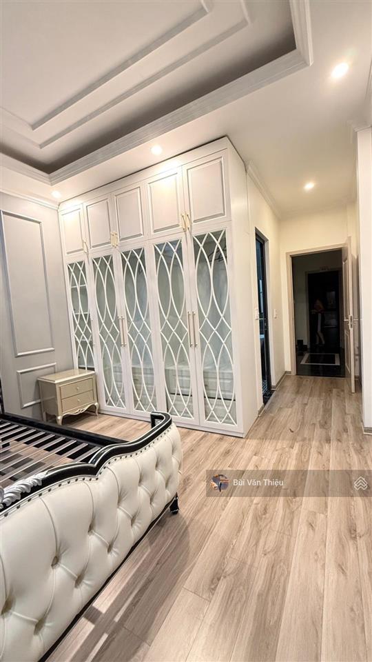 Bán nhà mặt phố cát cụt  7 tầng thang máy, mặt phố trung tâm