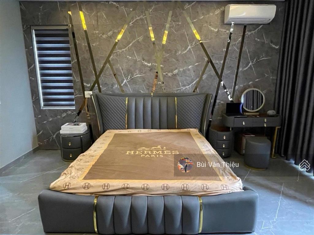 Nhà mặt đường lô góc dư hàng  thang máy 650 kg  vị trí cực kỳ đắc địa