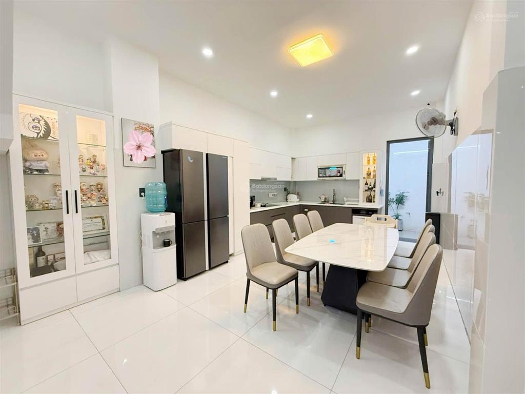Bán nhà mặt tiền 4 tầng đường bông sao ngang 4m tặng nội thất đối diện công viên