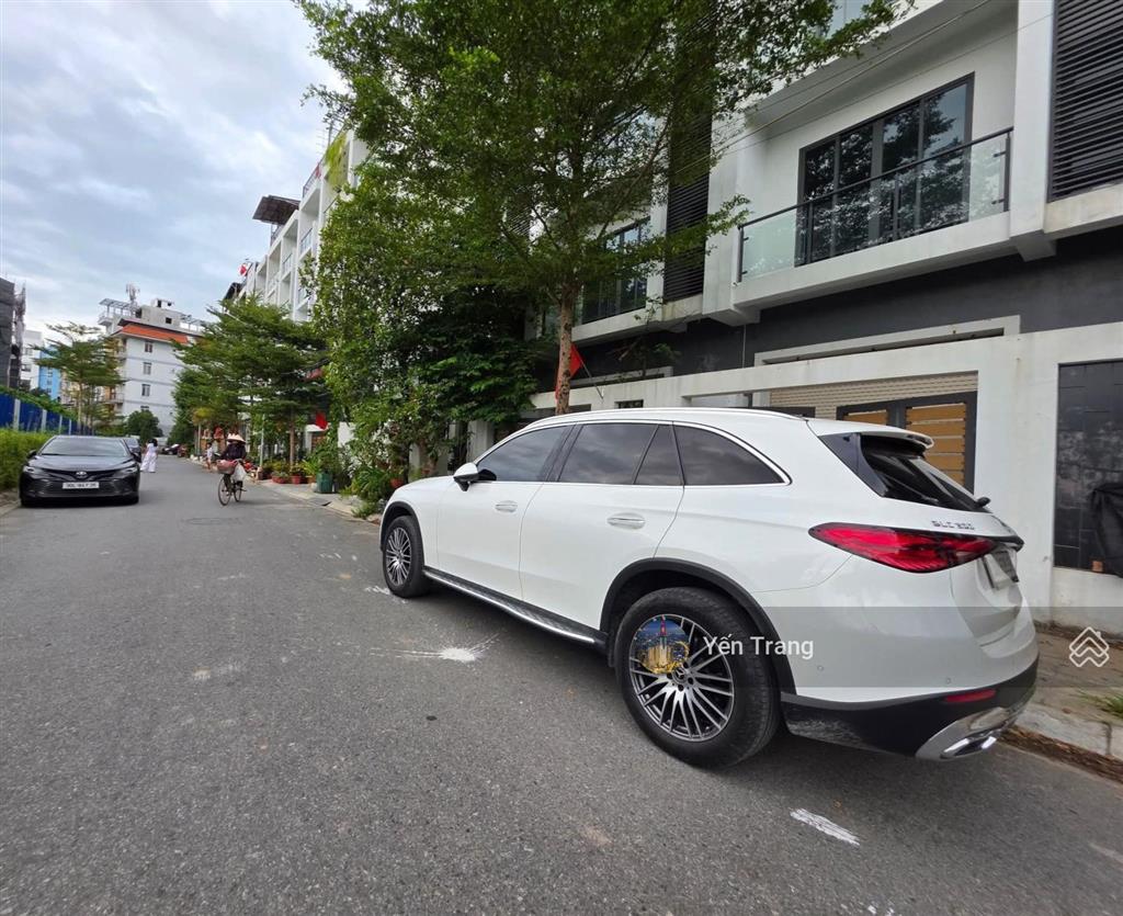 Bán biệt thự lk hoàng quốc việt kéo dài, kd tốt, 96m2 x 6 tầng, 33 tỷ.