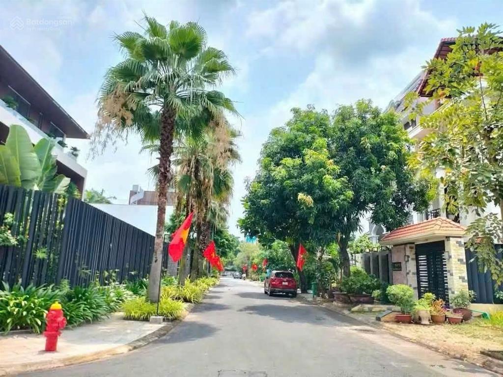 Rẻ 30% chỉ 125 triệu/m2 1.215m2 dinh thự (30x45m) hồ bơi hầm 3 lầu ngay vincom thảo điền quận 2