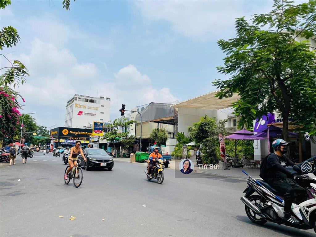 Chốt gấp! nhà mt xuân thủy  ng văn hưởng ~ 275tr/m2. 1 bước chạm metro, tuyến phố tây sầm uất.