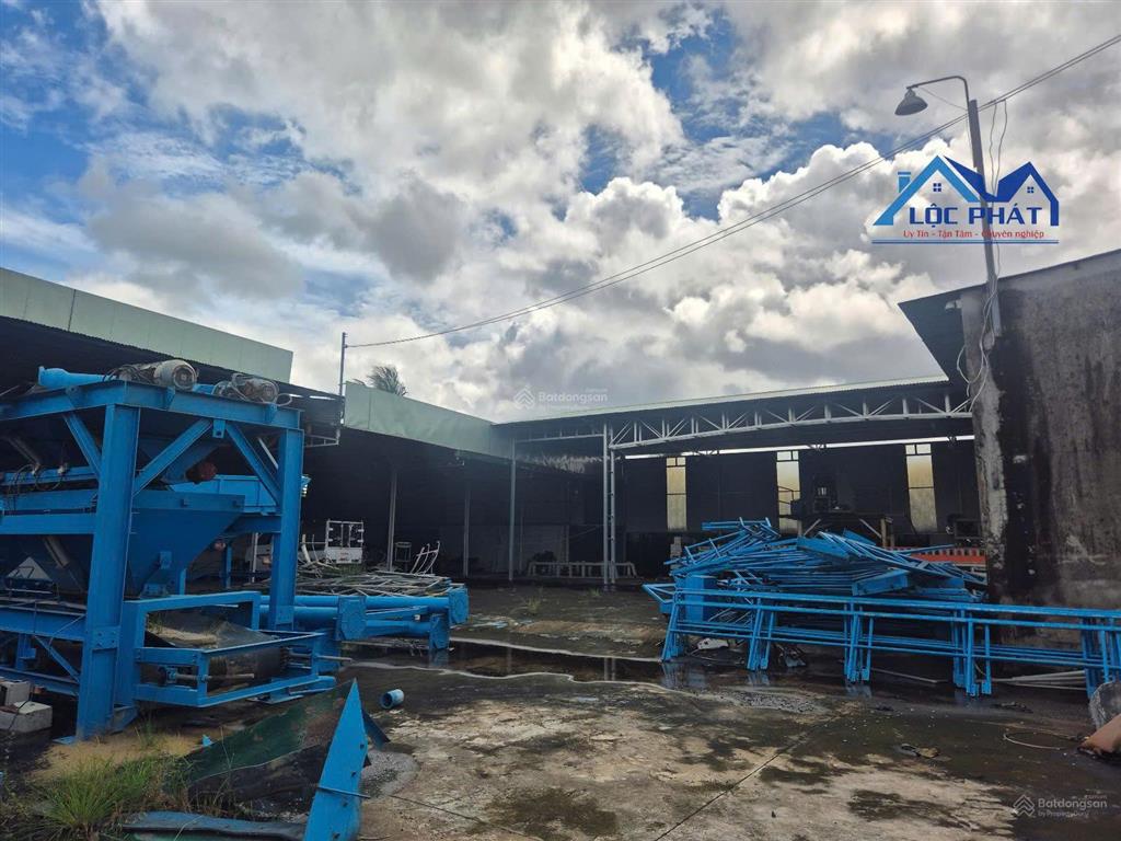 Bán nhà mặt tiền ql1a dt 3000m2 giá chỉ 25 tỷ. thống nhất  đồng nai 0937 980 ***