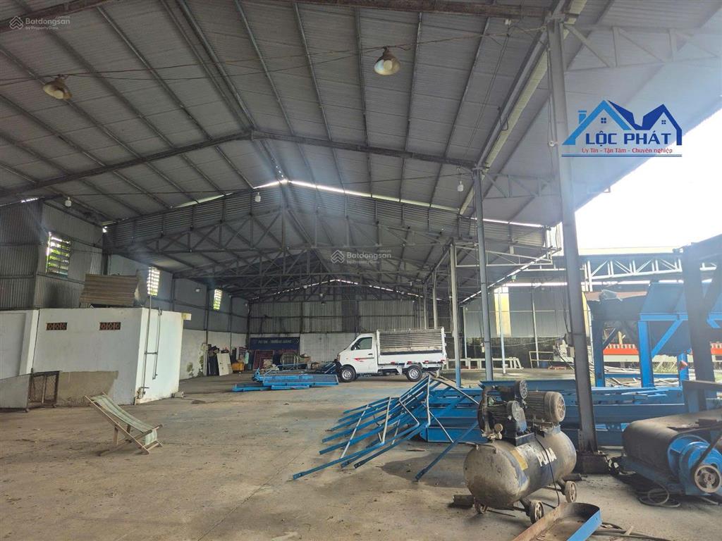 Bán nhà mặt tiền ql1a dt 3000m2 giá chỉ 25 tỷ. thống nhất  đồng nai 0937 980 ***