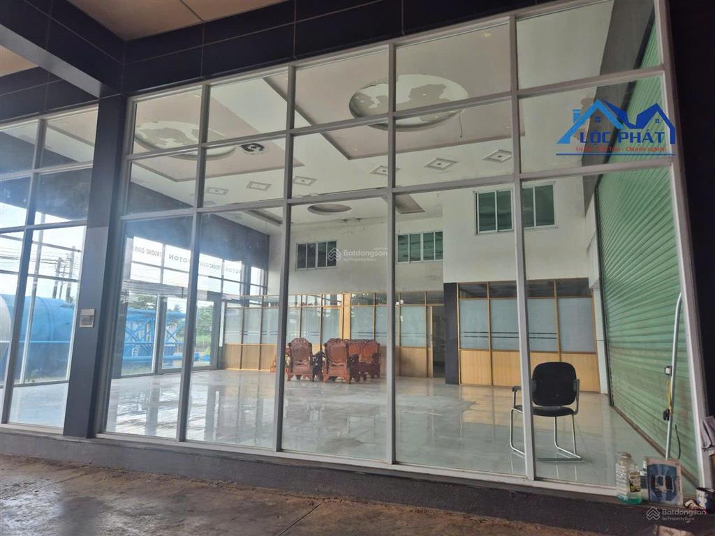Bán nhà mặt tiền ql1a dt 3000m2 giá chỉ 25 tỷ. thống nhất  đồng nai 0937 980 ***