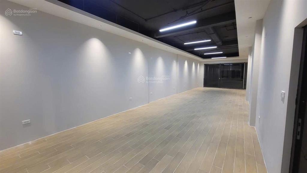 Cho thuê văn phòng đường đào duy anh. phú nhuận. diện tích 90m2, hỗ trợ nội thất