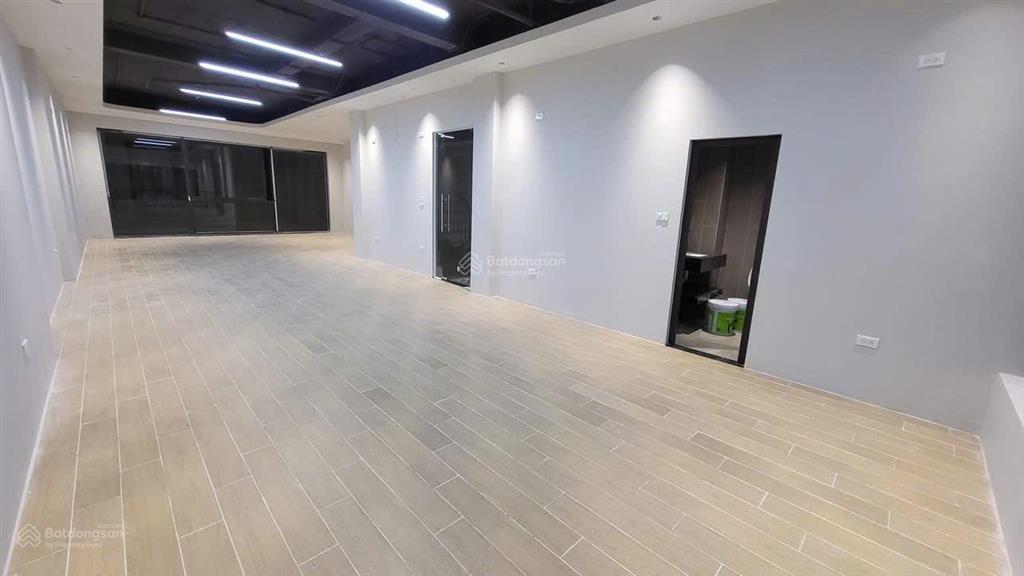 Cho thuê văn phòng đường đào duy anh. phú nhuận. diện tích 90m2, hỗ trợ nội thất