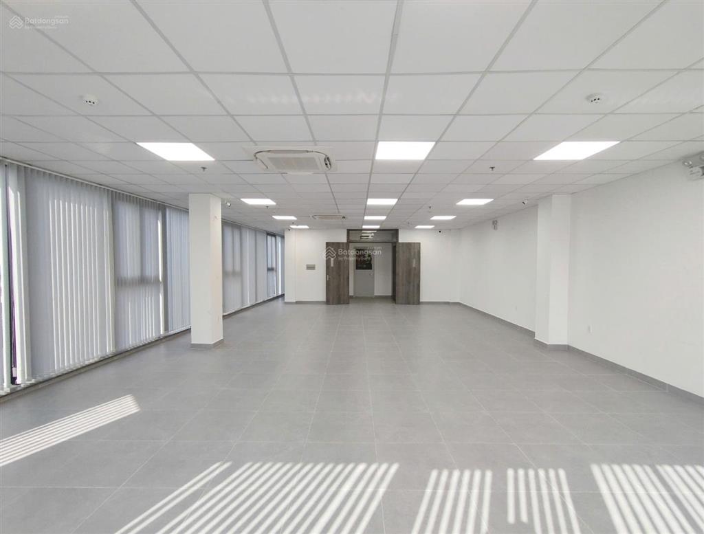 Văn phòng đường hoàng văn thụ , dt 160m2 , sàn trống suốt,nguyên 1 tầng riêng biệt
