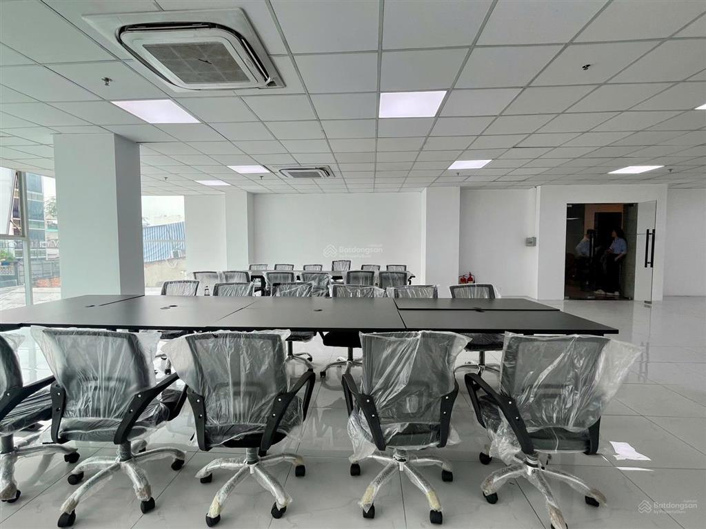 Cho thuê văn phòng full nội thất phú nhuậndt 220m2