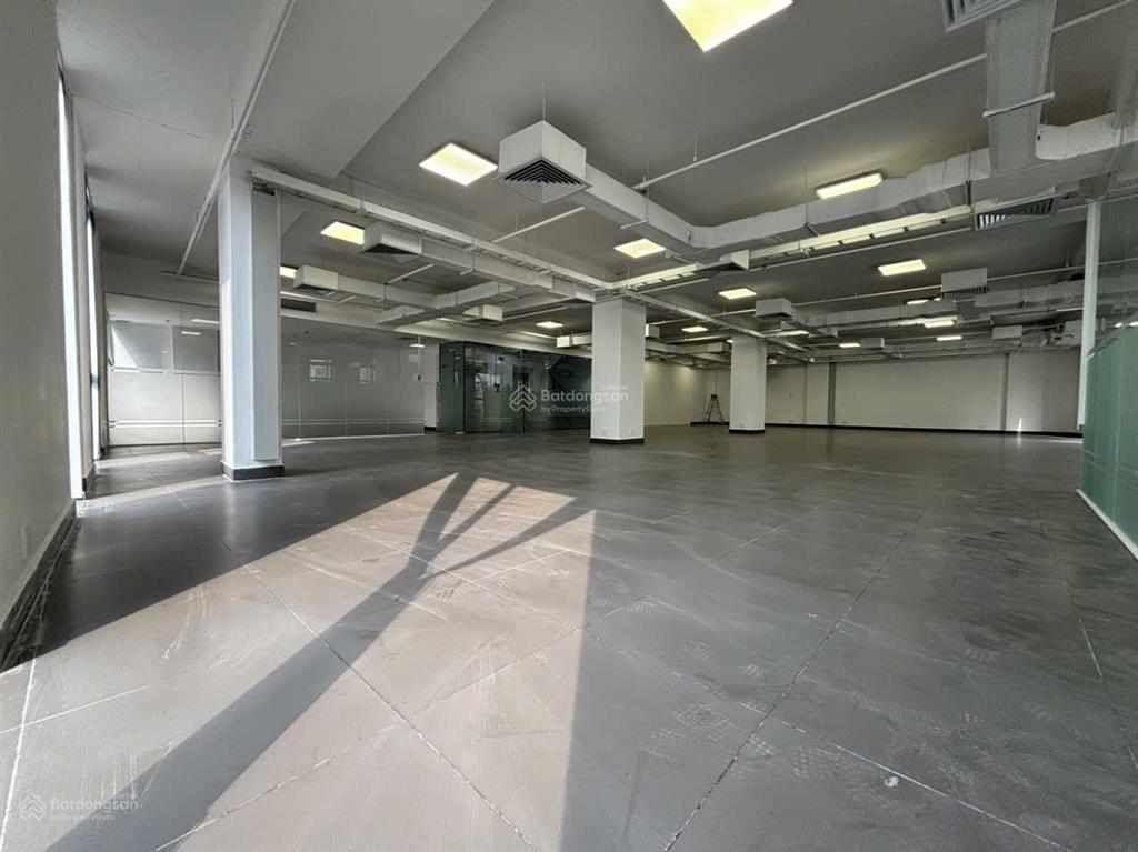 Văn phòng cho thuê gần sân bay dt 180m2