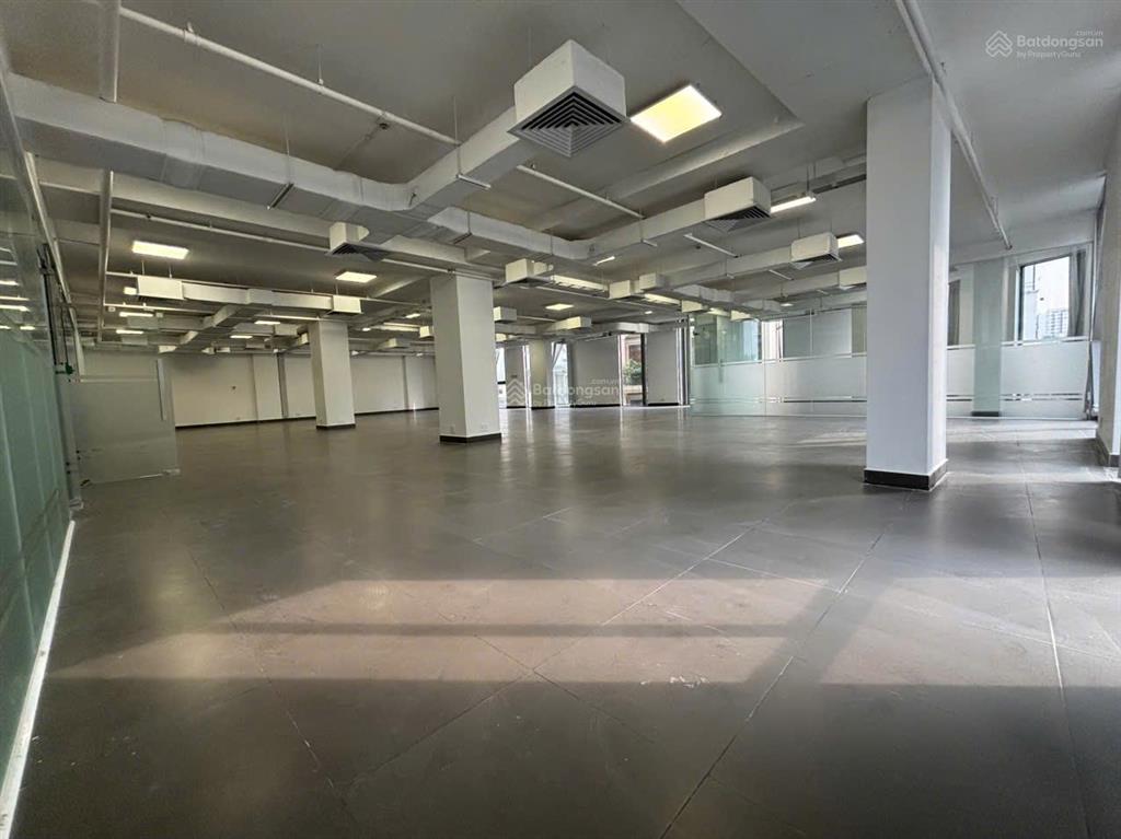 Văn phòng cho thuê gần sân bay dt 180m2