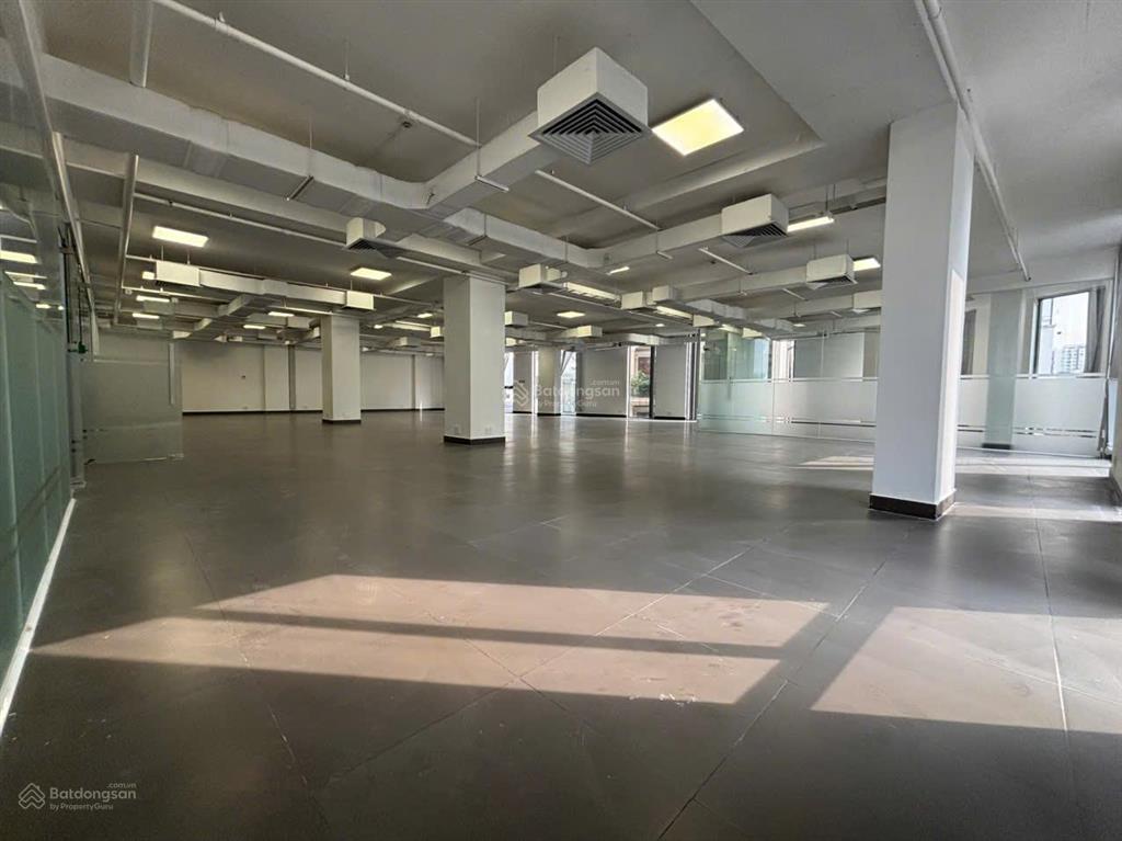 Văn phòng cho thuê gần sân bay dt 180m2