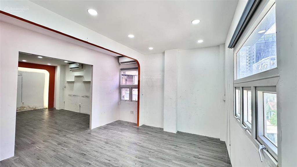 Văn phòng 50m2 lầu 3 giá rẻ tại quận 3 ngay đoạn đường lớn 2 chiều
