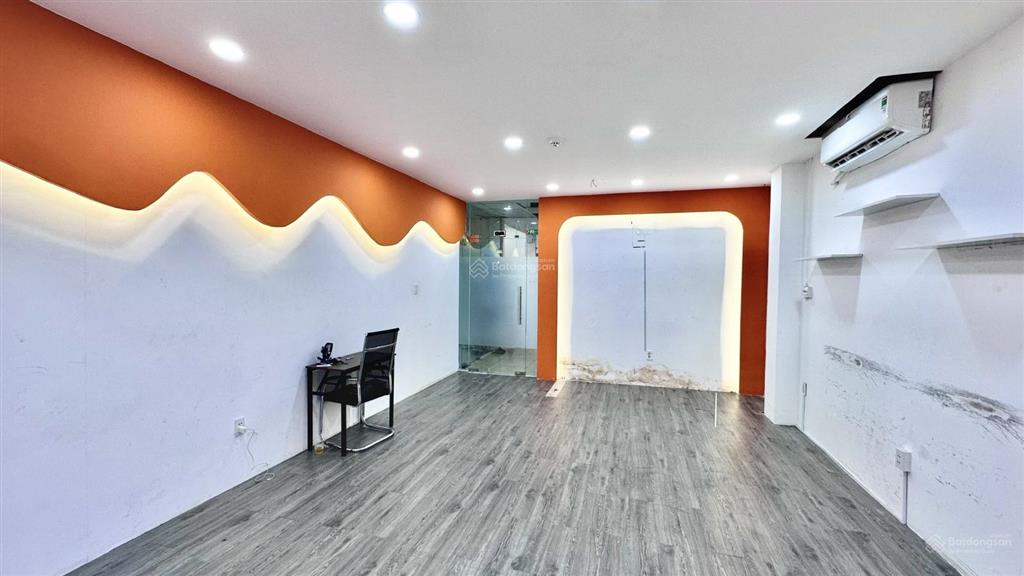 Văn phòng 50m2 lầu 3 giá rẻ tại quận 3 ngay đoạn đường lớn 2 chiều