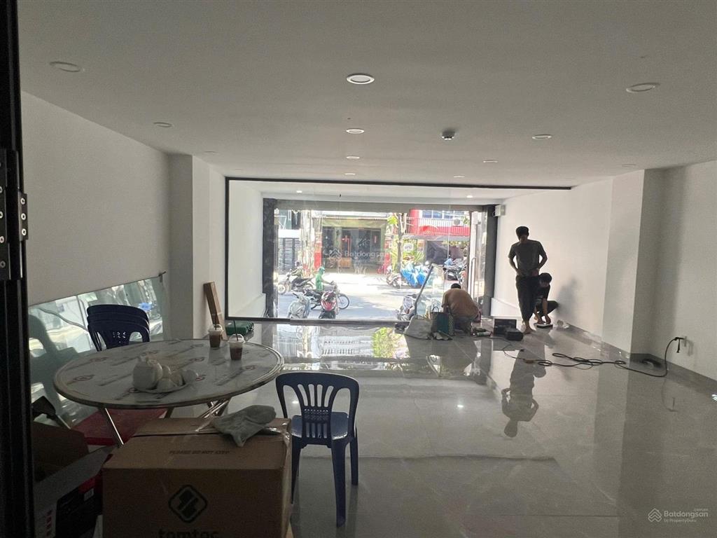 Cho thuê văn phòng tầng trệt 100m2 gần sân bay giá siêu hời