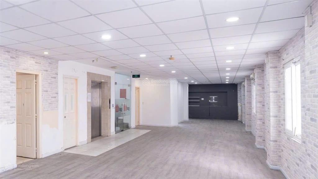 Cho thuê tòa nhà văn phòng 8x20m 1 hầm 1 trệt 4 lầu  khu trung tâm hành chính quận tân bình