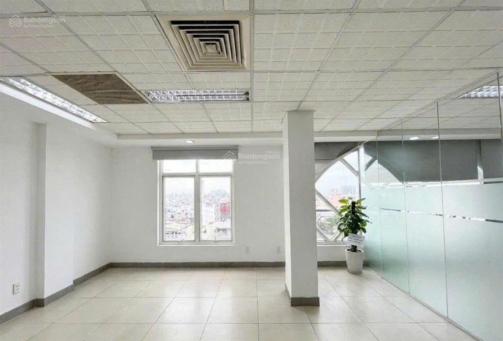 Cho thuê sàn văn phòng hoàng việt p4 tân bình  135m2 giá 21 triệu có hỗ trợ nội thất