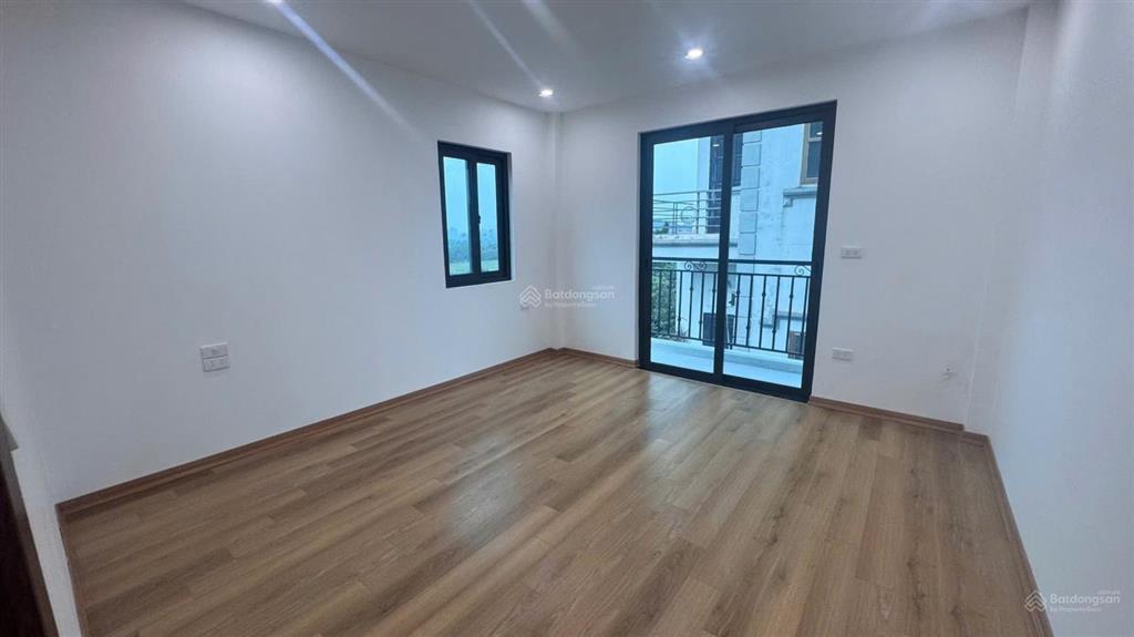 Vị trí đẹp! cho thuê nhà phố linh lang, đội cấn. ô tô đỗ cửa. ở, kd online đỉnh. 50m2*4t. 4pn