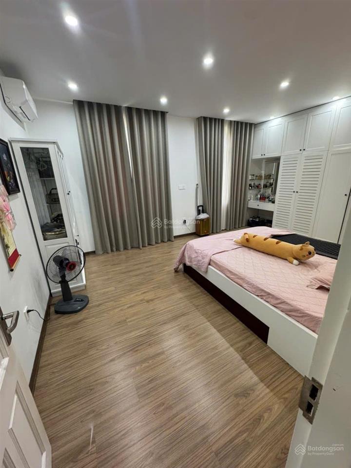 Cực đẹp!lạc long quân,tây hồ. ba bước ra hồ tây. 200m2 x 4t. 6pn. lô góc. vf3 đỗ cửa. full nội thất
