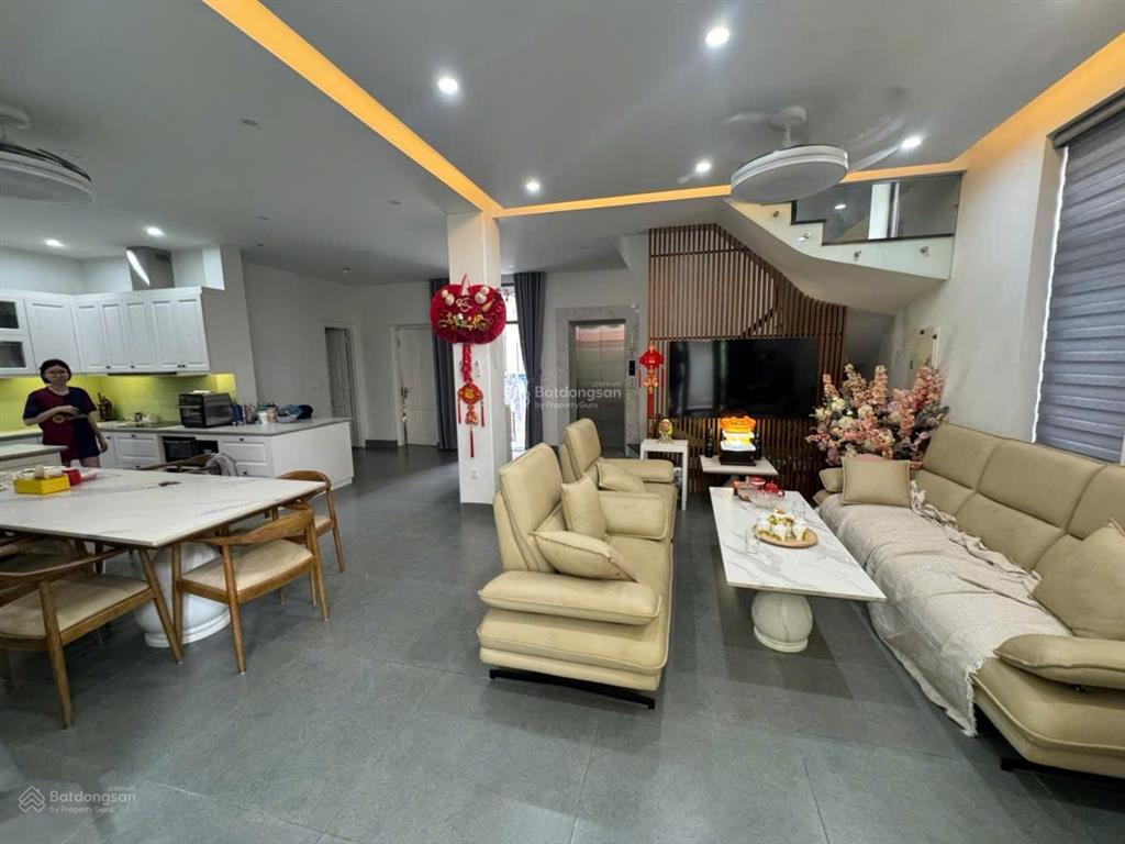 Cực đẹp!lạc long quân,tây hồ. ba bước ra hồ tây. 200m2 x 4t. 6pn. lô góc. vf3 đỗ cửa. full nội thất