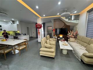 Cực đẹp!lạc long quân,tây hồ. ba bước ra hồ tây. 200m2 x 4t. 6pn. lô góc. vf3 đỗ cửa. full nội thất