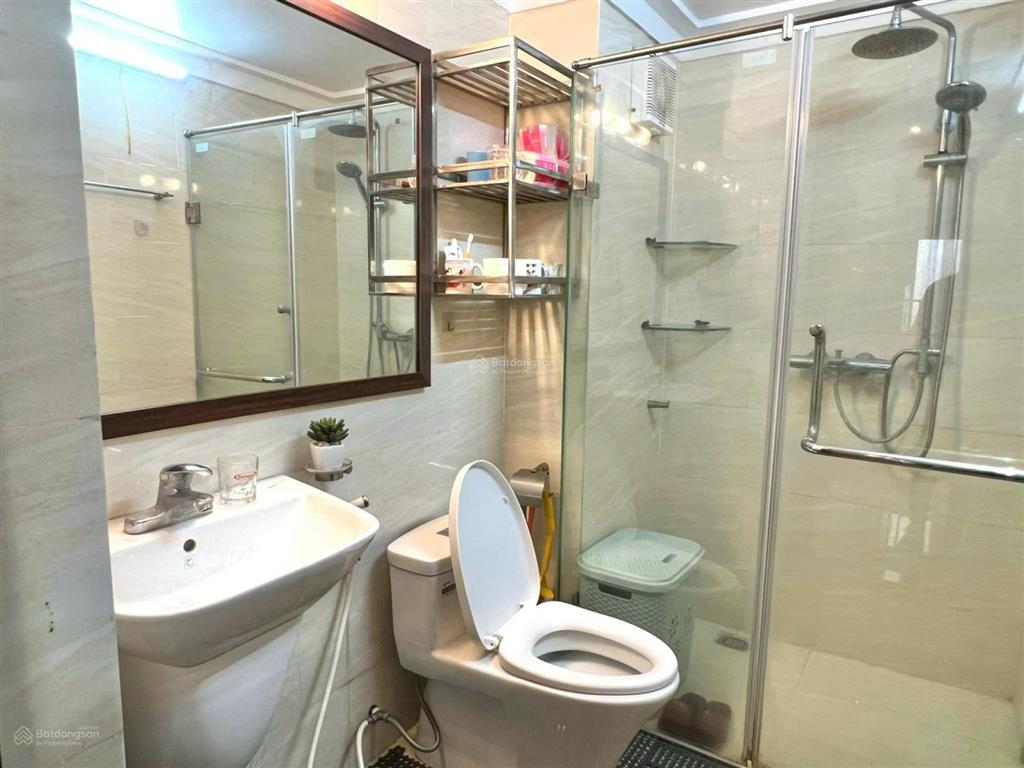 Cho thuê ccmn liễu giai, văn cao. dt 60m2 m², 1pn, 1pk, full đồ. thang máy. chỉ 9tr/tháng
