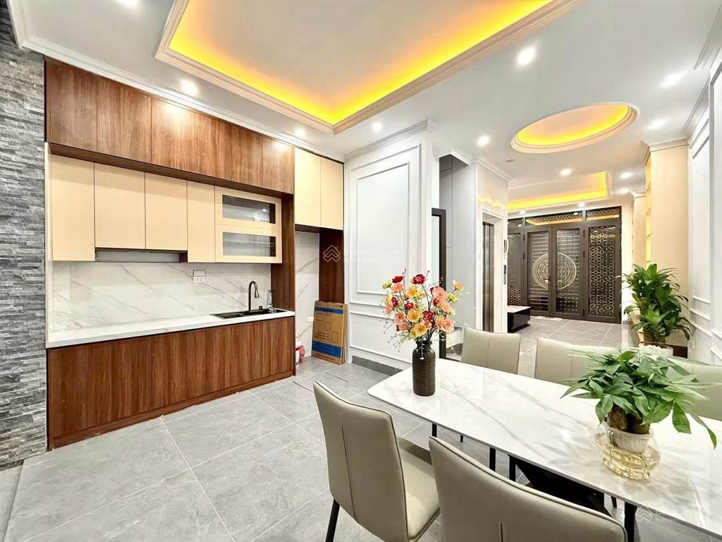 Chủ ngộp bank! cần bán gấp nhà đường cầu giấy, 45m2*7t. mt 4,6m. thang máy, xây mới. ba bước ra ôtô