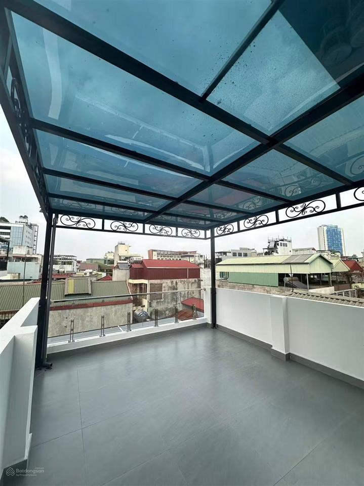 Chủ ngộp bank! cần bán gấp nhà đường cầu giấy, 45m2*7t. mt 4,6m. thang máy, xây mới. ba bước ra ôtô