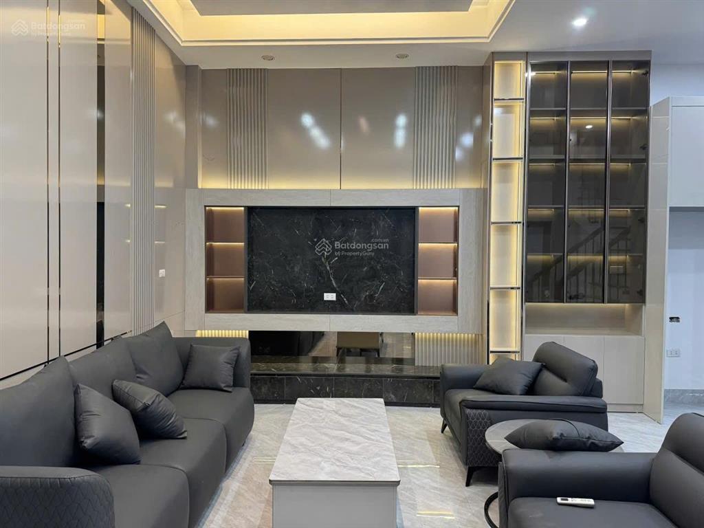 Cực đẹp! cho thuê nhà phố nguyễn chí thanh. 45m2*6tầng. thang máy. ba bước ra đường ô tô. full đồ