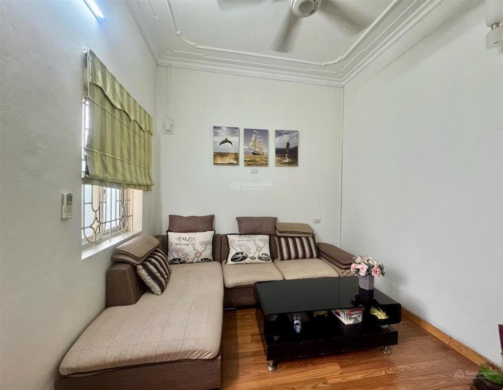 Cho thuê gấp nhà phố vĩnh phúc, đội nhân. 50m2*3t. 3pn. full nội thất. ba bước ra đường ô tô tránh