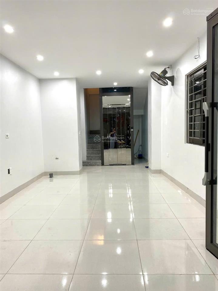 Cho thuê gấp cửa hàng phố liễu giai, văn cao. dt 33m2. nhà mới. ô tô đỗ cửa. kd, online đỉnh