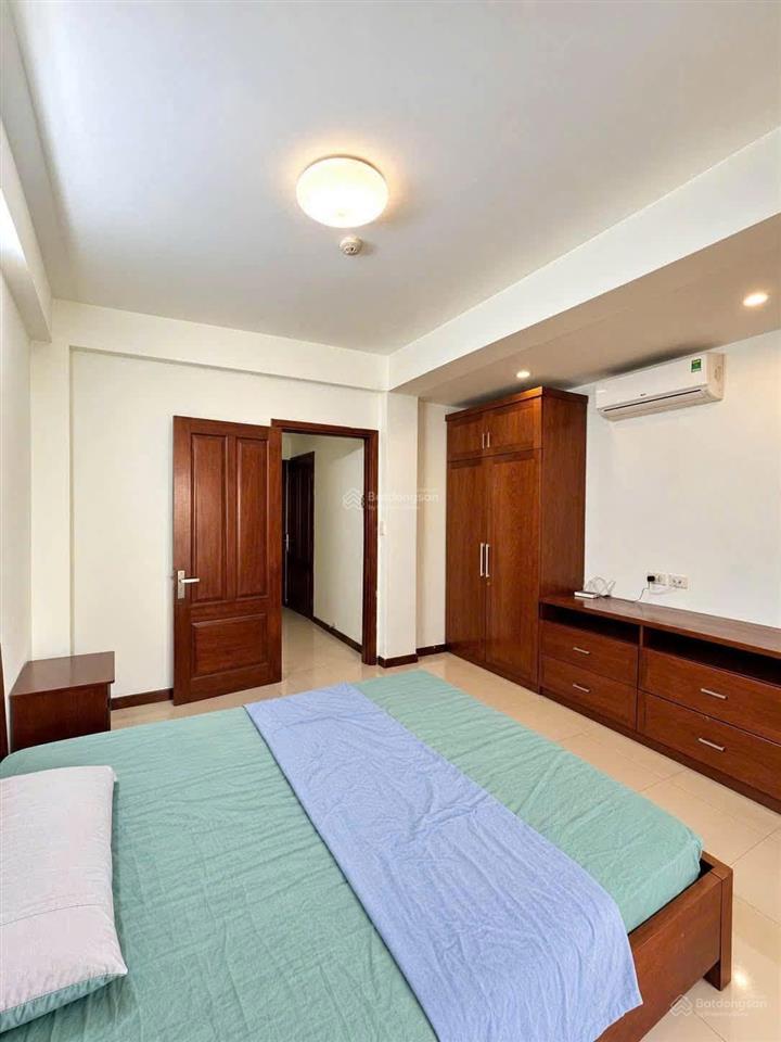 Gấp! cho thuê ccmn phố đào tấn, linh lang. dt 50m2. gồm 1pn, 1pk. đủ đồ. tầng 3, thang máy. ngõ 6m