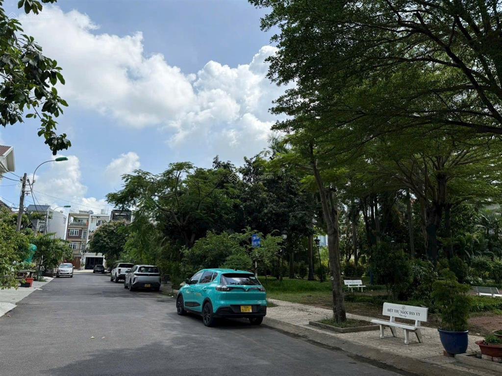 Biệt thự góc đẹp lung linh  7x25m nở hậu 11m 4 tầng sân vườn. thang máy