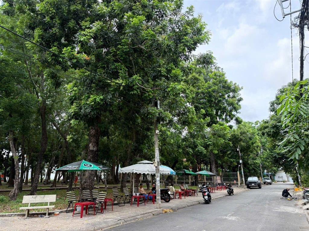 Biệt thự góc đẹp lung linh  7x25m nở hậu 11m 4 tầng sân vườn. thang máy