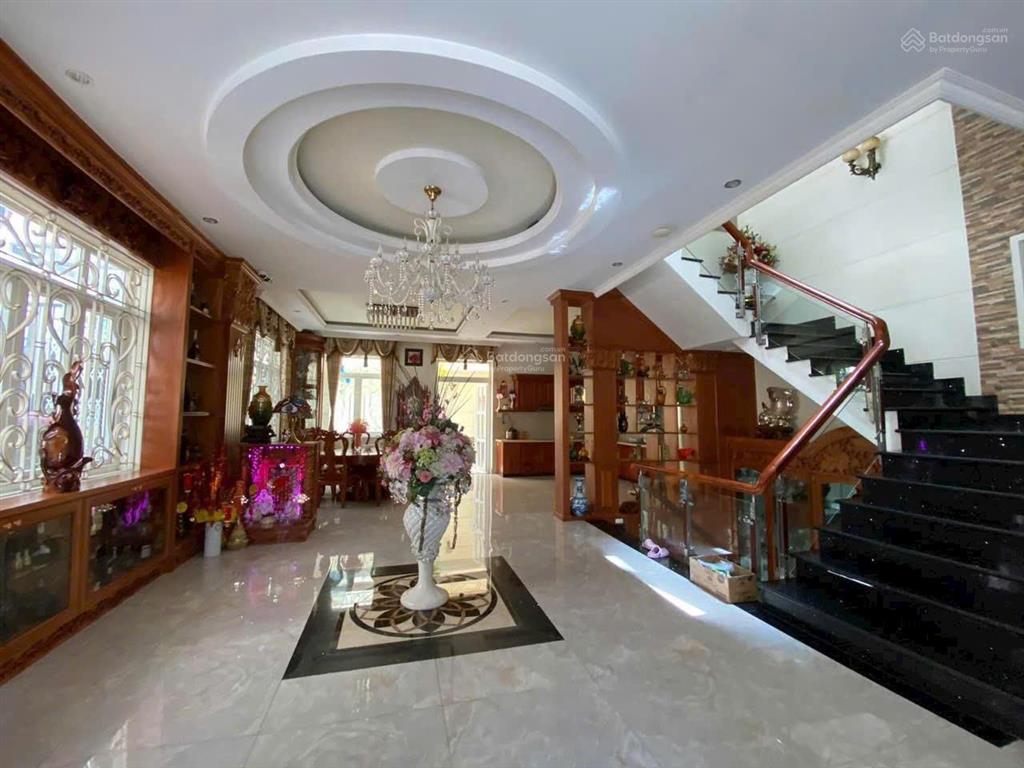 Ngay công viên! full nội thất! biệt thự sân vườn vip 10x20m 1 hầm 3 tầng  gara ô tô  sát đs 7