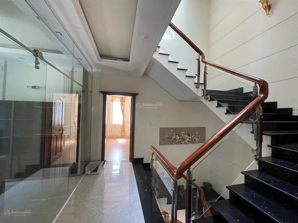 Ngay công viên! full nội thất! biệt thự sân vườn vip 10x20m 1 hầm 3 tầng  gara ô tô  sát đs 7