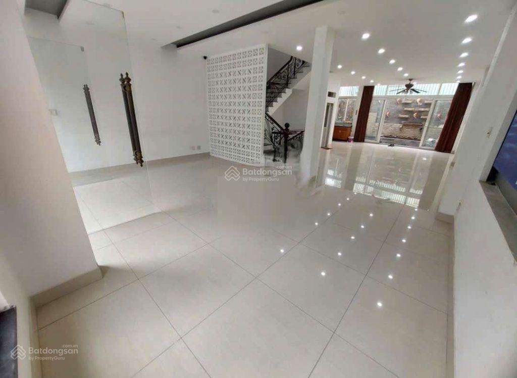 Nhà đẹp tên lửa kế aeon  7x20m 4 tầng lề 5m kd đa ngành