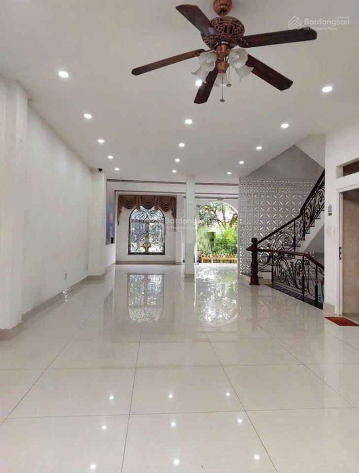 Nhà đẹp tên lửa kế aeon  7x20m 4 tầng lề 5m kd đa ngành