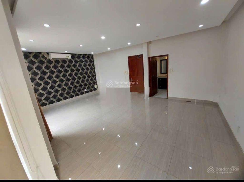 Nhà đẹp tên lửa kế aeon  7x20m 4 tầng lề 5m kd đa ngành