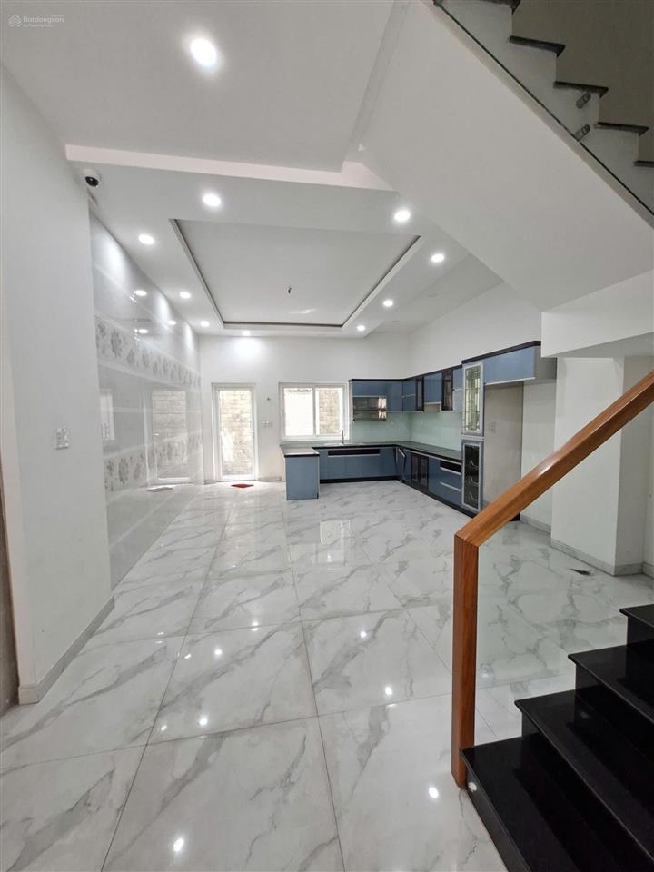 Tòa nhà mtkd cạnh công viên bình phú  10x20m 5 tầng thang máy