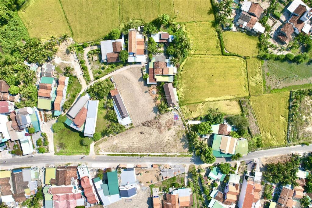 Lvcc kẹt bán lô đất 2 mặt tiền đường nhựa trung tâm phường ninh hòa kề quảng trường 2/4, ngang 7,5m