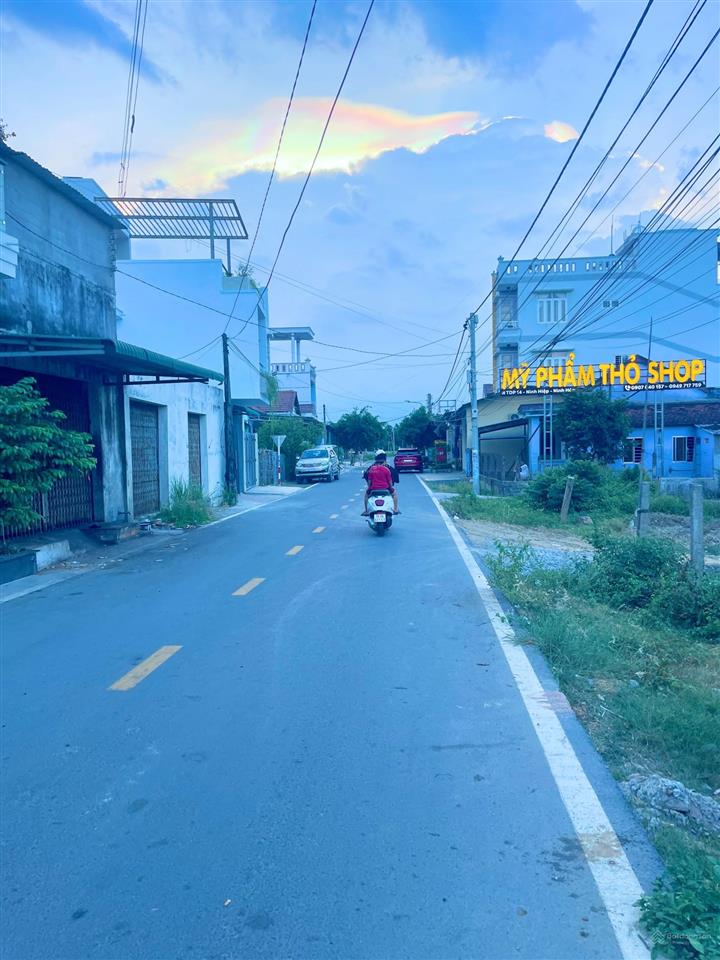 Cc bán lỗ đất đường ông tổng  phường ninh hòa 2mt đường nhựa kề quảng trường 2/4  0896 681 ***