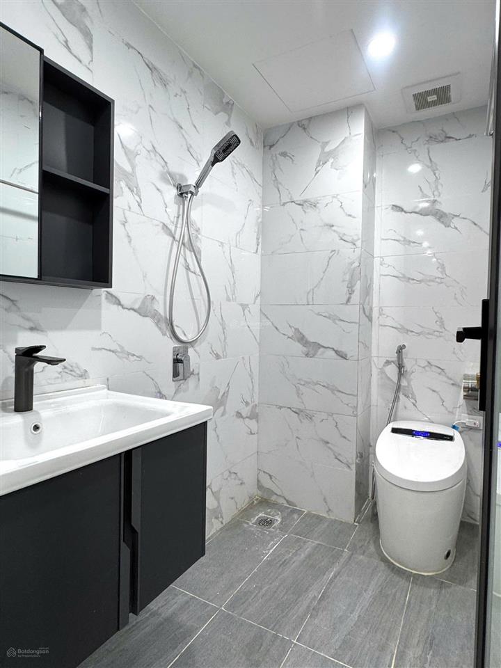 Bán gấp toà nhà mặt phố ngã tư sở  8 tầng thang máy dòng tiền 2 tỷ/năm  vỉa hè ôtô  view royal